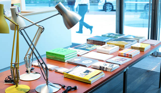 <strong>MARGARET HOWELL｜マーガレット・ハウエル</strong>　大阪・西梅田ブリーゼブリーゼ1階「MARGARET HOWELL SHOP＆COFFEE」　神南の本店同様に、ヴィンテージのテーブルウェアも取り扱う