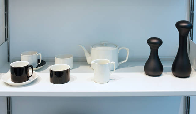 <strong>MARGARET HOWELL｜マーガレット・ハウエル</strong>　大阪・西梅田ブリーゼブリーゼ1階「MARGARET HOWELL SHOP＆COFFEE」　マーガレット本人がセレクトしたブックも販売