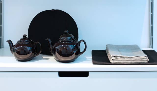 <strong>MARGARET HOWELL｜マーガレット・ハウエル</strong>　大阪・西梅田ブリーゼブリーゼ1階「MARGARET HOWELL SHOP＆COFFEE」　神南の本店同様に、ヴィンテージのテーブルウェアも取り扱う