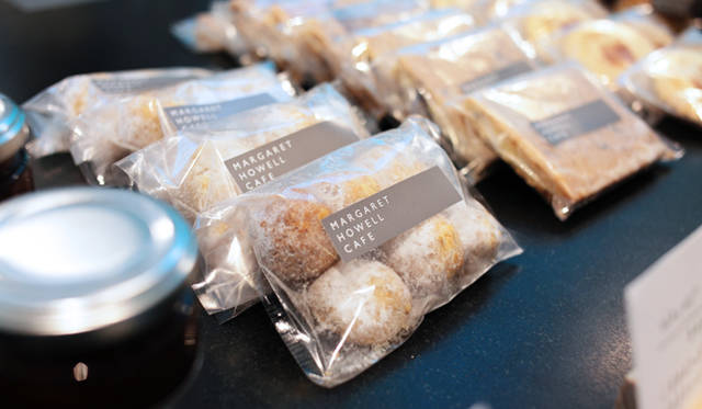 <strong>MARGARET HOWELL｜マーガレット・ハウエル</strong>　大阪・西梅田ブリーゼブリーゼ1階「MARGARET HOWELL SHOP＆COFFEE」　ストーントップのカウンターにならぶ、TAKE AWAY SWEETS