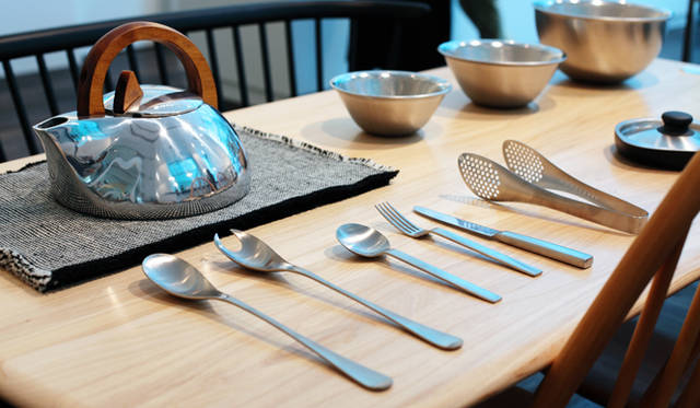 <strong>MARGARET HOWELL｜マーガレット・ハウエル</strong>　大阪・西梅田ブリーゼブリーゼ1階「MARGARET HOWELL SHOP＆COFFEE」　ストーントップのカウンターにならぶ、TAKE AWAY SWEETS