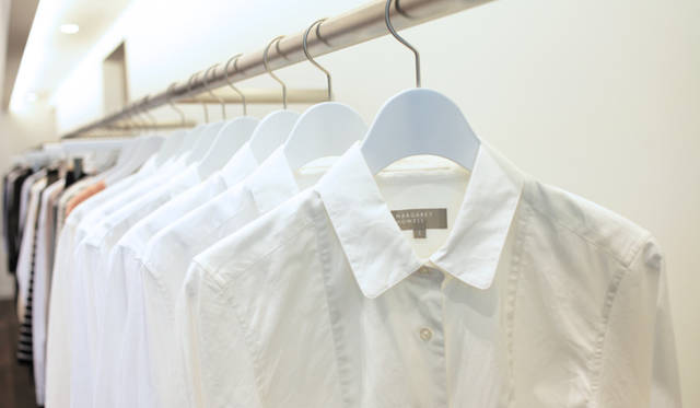 <strong>MARGARET HOWELL｜マーガレット・ハウエル</strong>　大阪・西梅田ブリーゼブリーゼ1階「MARGARET HOWELL SHOP＆COFFEE」　このショップ限定のホワイトシャツはメンズ＆ウイメンズで展開