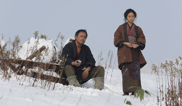 娘役の忽那汐里（右）と　© 2013 Warner Entertainment Japan Inc.