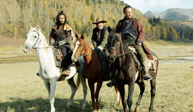 渡辺謙（右）と柄本明（中）、柳楽優弥　© 2013 Warner Entertainment Japan Inc.