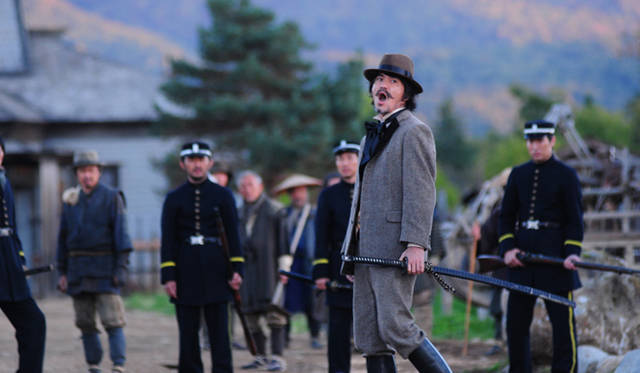 佐藤浩市　© 2013 Warner Entertainment Japan Inc.