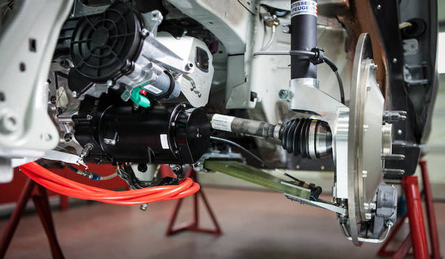 スプリングや、ウイッシュボーン、アンチロールバーなどに置き換えて、グラスファイバー製のリアブレードを採用