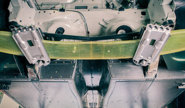 グラスファイバー製のリアブレード