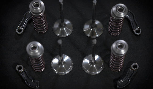 徹底的な軽量化のため、アルミと銅合金のバルブを採用