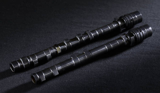 軽量化のために採用される、ニトロ鋼製のクランク軸