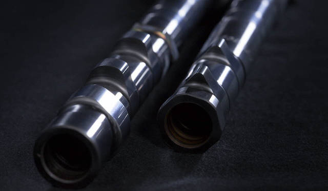 軽量化のために採用される、ニトロ鋼製のクランク軸