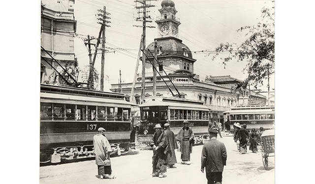 1897年（明治30年）頃の服部時計店。現在は和光が建つ銀座4丁目交差点付近の当時の写真