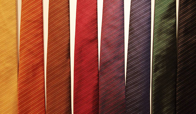<strong>JOHN LOBB｜ジョンロブ</strong>　ネクタイ各2万3100円（ジョンロブ）