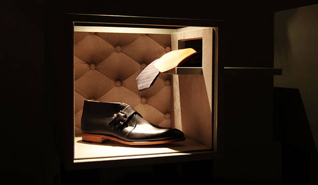<strong>JOHN LOBB｜ジョンロブ</strong>　発表会でジョンロブの靴とともにディスプレイされた“パーソナルスタイル”ネクタイ