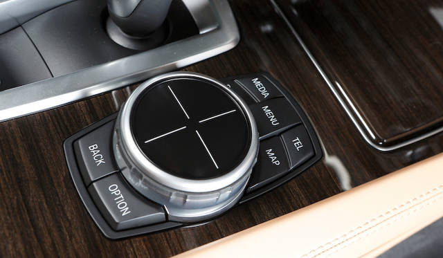 iDriveがタッチパッド付のものにアップデート（写真は7シリーズ）