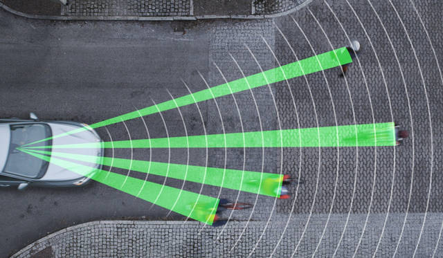 自転車に乗って登場した、ボルボ・カー・ジャパン代表取締役社長 アラン・デッセルス氏