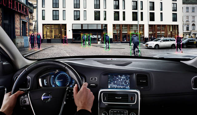 自転車に乗って登場した、ボルボ・カー・ジャパン代表取締役社長 アラン・デッセルス氏