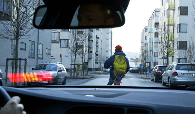 自転車に乗って登場した、ボルボ・カー・ジャパン代表取締役社長 アラン・デッセルス氏