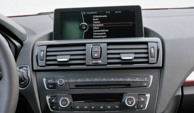 1シリーズの5ドア車の全車に標準装備になる「iDriveナビゲーション システム」