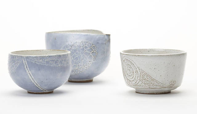 <strong>岡崎裕子「羽のある器」展</strong>　左から、トンボ羽碗 (青), 2013。トンボ片口 (青), 2013。トンボ羽碗 (白), 2013