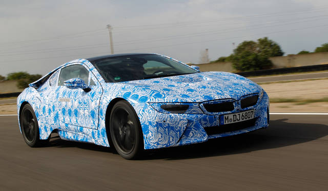 ボディサイズは全長4,689×全幅1,942×全高1,293mm。軽量パーツを多用することで重量は1,490kg以下におさえられている