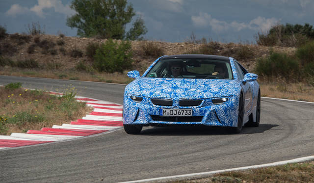 ボディサイズは全長4,689×全幅1,942×全高1,293mm。軽量パーツを多用することで重量は1,490kg以下におさえられている