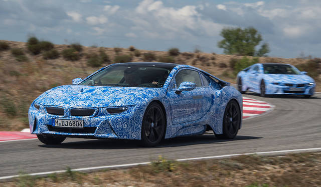 ボディサイズは全長4,689×全幅1,942×全高1,293mm。軽量パーツを多用することで重量は1,490kg以下におさえられている