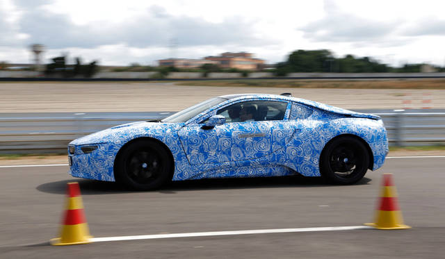 ボディサイズは全長4,689×全幅1,942×全高1,293mm。軽量パーツを多用することで重量は1,490kg以下におさえられている