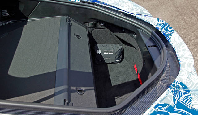 ボディサイズは全長4,689×全幅1,942×全高1,293mm。軽量パーツを多用することで重量は1,490kg以下におさえられている