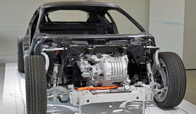 フロントには最高出力96kW（131ps）、最大トルク250Nmを発生する電気モーターを搭載。床下にはバッテリーがおさめられている