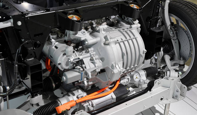 フロントには最高出力96kW（131ps）、最大トルク250Nmを発生する電気モーターを搭載。床下にはバッテリーがおさめられている