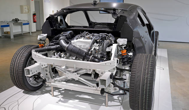 リアに搭載される1.5リッターの直列3気筒エンジンは、スーパーチャージャーとターボチャージャーを併用するツインチャージャーを採用。小排気量ながらエンジン単体で170kW（231ps）、リッターあたり154psもの高い出力を発生する