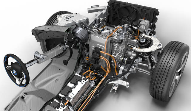 フロントには最高出力96kW（131ps）、最大トルク250Nmを発生する電気モーターを搭載。床下にはバッテリーがおさめられている