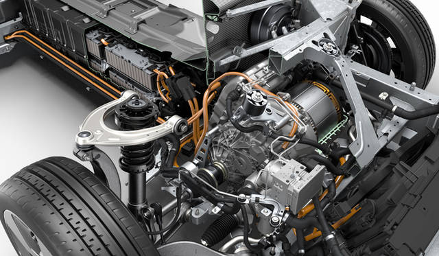 フロントには最高出力96kW（131ps）、最大トルク250Nmを発生する電気モーターを搭載。床下にはバッテリーがおさめられている