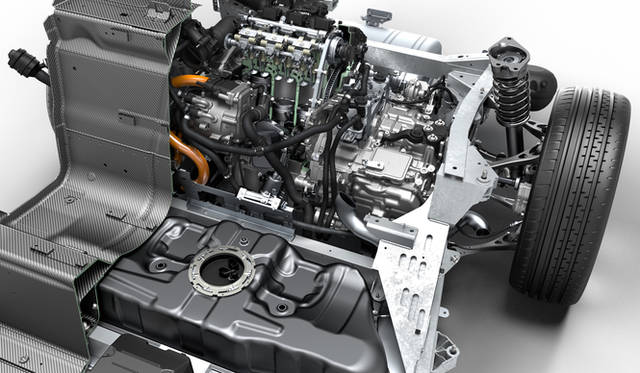 リアに搭載される1.5リッターの直列3気筒エンジンは、スーパーチャージャーとターボチャージャーを併用するツインチャージャーを採用。小排気量ながらエンジン単体で170kW（231ps）、リッターあたり154psもの高い出力を発生する