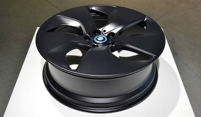 標準装備となるアルミホイールは、20インチの鍛造品。ボルトまでアルミニウムを使用することで、同強度のスチールホイールに対して45パーセントの軽量化を果たしている