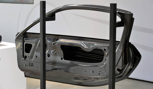 ドアは外側がアルミニウム。内側にはカーボン素材が使用され、軽量化に貢献している