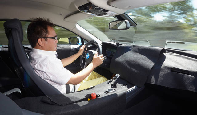 インテリアはクロスで隠されてはいるがシフトノブなどに現行のBMWに通じるデザインを見てとれる