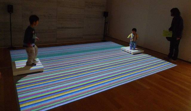 <strong>ART│光を駆使した現代アート『魔法の美術館』</strong>　松村誠一郎《Hop Step Junk》©seiichiro MATSUMURA　協力：東京工科大学デザイン学部