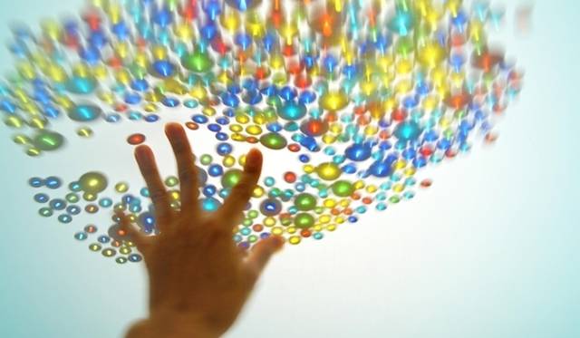 <strong>ART│光を駆使した現代アート『魔法の美術館』</strong>　アトリエオモヤ 《光であそぶ》©Atelier OMOYA