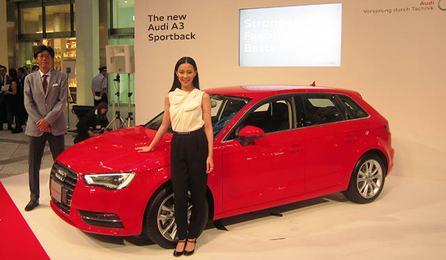 人物左がアウディ ジャパン株式会社代表取締役社長大喜多 寛氏、右は女優の木村佳乃氏