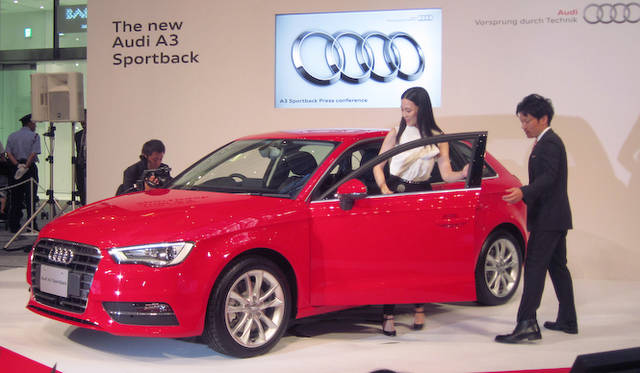 人物左がアウディ ジャパン株式会社代表取締役社長大喜多 寛氏、右は女優の木村佳乃氏