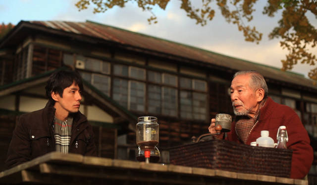 主人公・野田を演じる西島秀俊（左）と校長先生役の坂本長利　©ハーメルン製作委員会