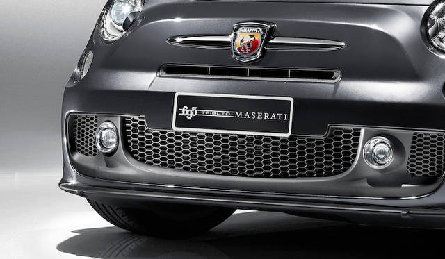 アバルト「695 エディツィオーネ マセラティ」にも、“Rcord Grey”と名付けられた特別カラーのモデルが登場。アバルトが発足した1949年にちなみ、49台限定で発売される