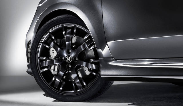 アバルト「695 エディツィオーネ マセラティ」にも、“Rcord Grey”と名付けられた特別カラーのモデルが登場。アバルトが発足した1949年にちなみ、49台限定で発売される