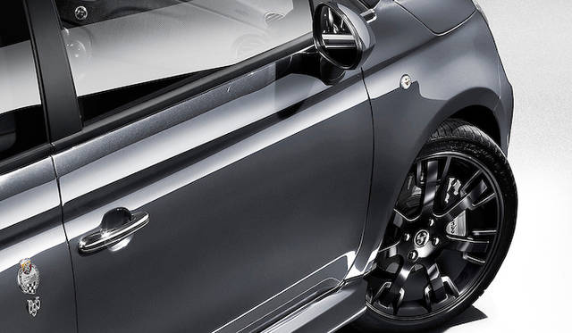 アバルト「695 エディツィオーネ マセラティ」にも、“Rcord Grey”と名付けられた特別カラーのモデルが登場。アバルトが発足した1949年にちなみ、49台限定で発売される