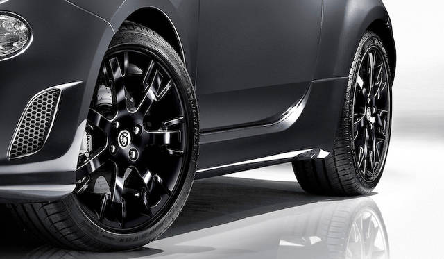 アバルト「695 エディツィオーネ マセラティ」にも、“Rcord Grey”と名付けられた特別カラーのモデルが登場。アバルトが発足した1949年にちなみ、49台限定で発売される