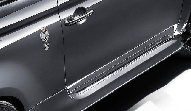 アバルト「695 エディツィオーネ マセラティ」にも、“Rcord Grey”と名付けられた特別カラーのモデルが登場。アバルトが発足した1949年にちなみ、49台限定で発売される