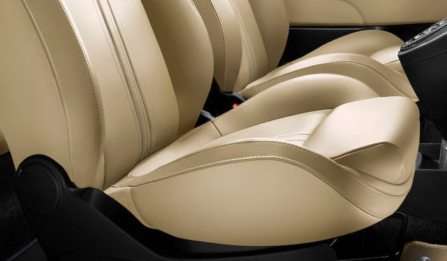 アバルト「695 エディツィオーネ マセラティ」にも、“Rcord Grey”と名付けられた特別カラーのモデルが登場。アバルトが発足した1949年にちなみ、49台限定で発売される