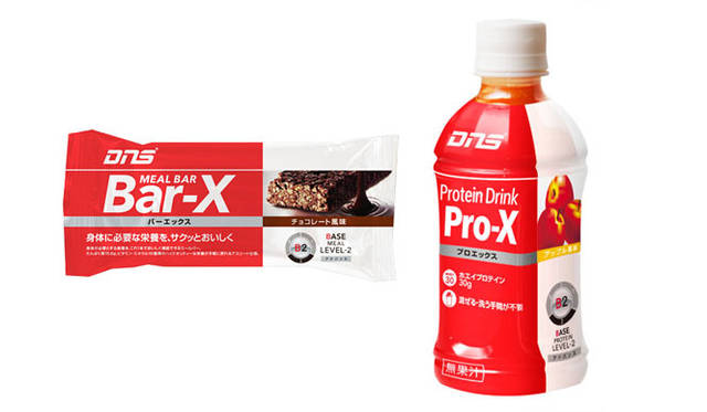 <strong>DOME｜ドーム</strong>　 DNS初の直営店「DNS CAFE中野」　左／身体に必要な栄養を、サクっとおいしく。アスリート向けミールバー「バーエックス」。右／摂取時のハードルとなる