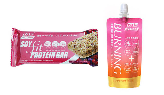 <strong>DOME｜ドーム</strong>　 DNS初の直営店「DNS CAFE中野」　左／手軽にたんぱく質10gを摂取可能「DNS woman　ソイフィットプロテインバー「。右／身体の内側から温め、美しくシェイプアップする女性の為の燃焼ゼリー。運動前の燃焼準備に「DNSwoman バーニング」